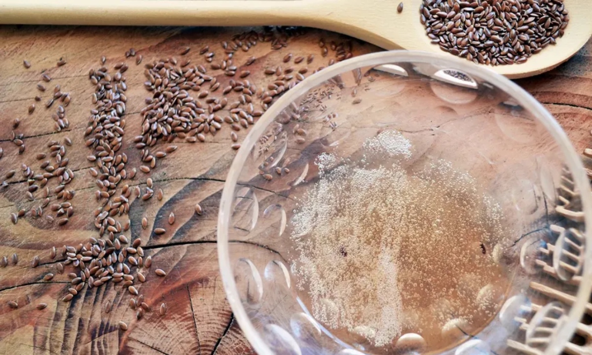 Flaxseed Gel For Hair: इस तरह से घर पर बनाएँ जेल और सिल्की शाइनिंग बाल पाएँ