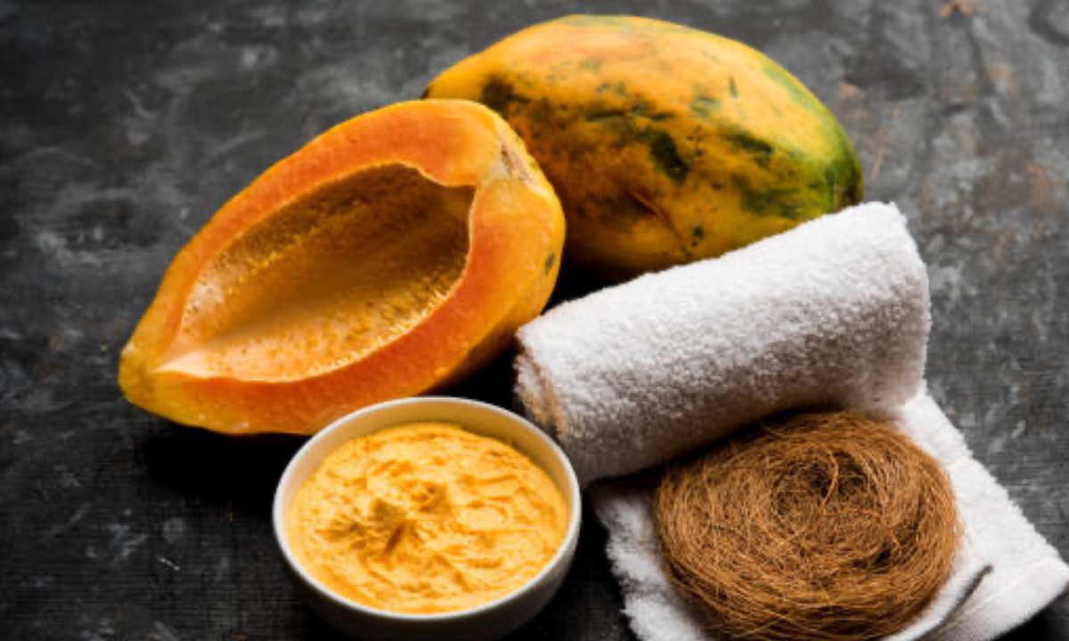 Papaya Face Pack फल है जो न केवल सेहत के लिए अच्छा है बल्कि त्वचा को भी खूबसूरत और निखरा हुआ बनाता है। पपीते में मौजूद एंज़ाइम, विटामिन ए
